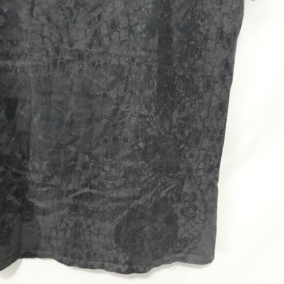 Unbranded | P2P 22 inches measured | Elegant Black V-Neck Patterned T-Shirt - Picture 7 of 12